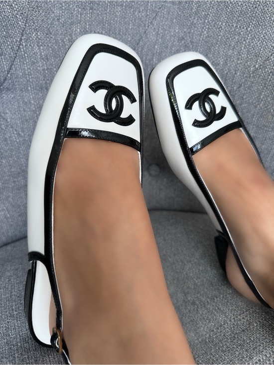 CHANEL Shoes - 2026B CHANEL WHITE AND BLACK LEATHER SLINGBACKS SHOES with GOLD CC LOGO 38.5